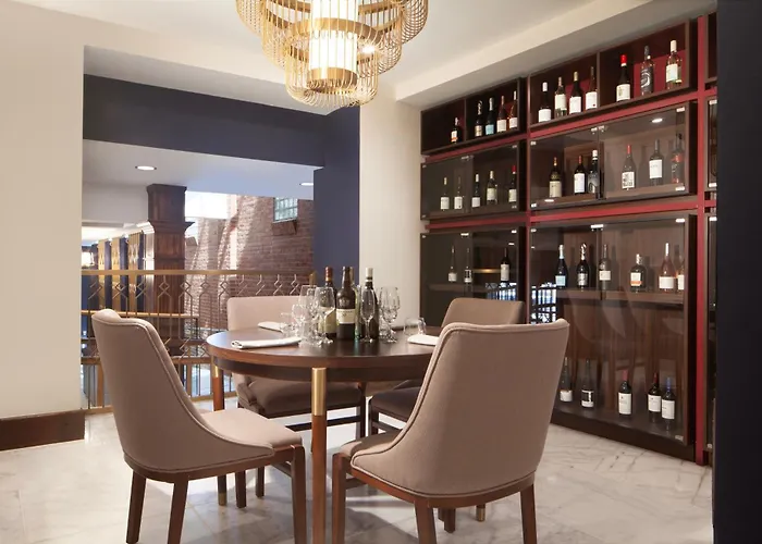 Royer Urbana Champaign, Tapestry Collection By Hilton Hotel 4*