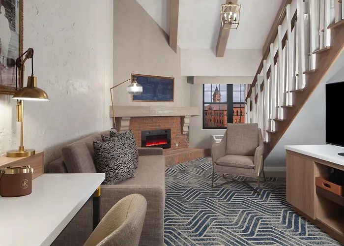 Royer Urbana Champaign, Tapestry Collection By Hilton Hotel 4*