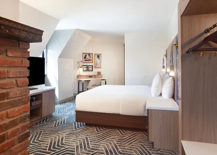 Royer Urbana Champaign, Tapestry Collection By Hilton Hotel 4*