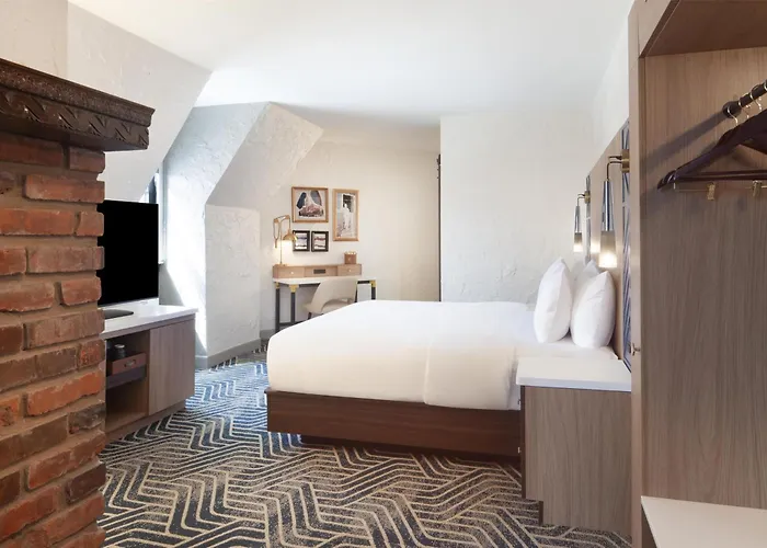 Royer Urbana Champaign, Tapestry Collection By Hilton Hotel 4*