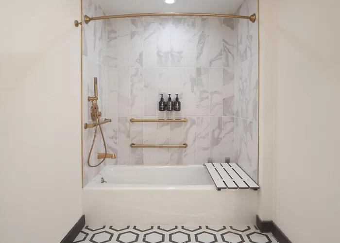 Royer Urbana Champaign, Tapestry Collection By Hilton Hotel 4*